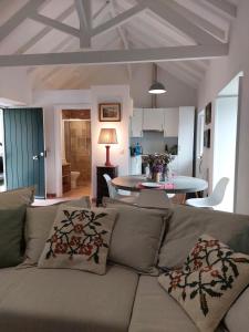 uma sala de estar com um sofá e uma mesa em Azenha da Duquesa em Sintra