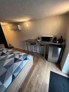 een kamer met een bed en een tafel met een laptop bij studio avec jardin et stationnements in Bourges