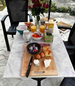 una mesa con una bandeja de comida para el desayuno. en studio avec jardin et stationnements en Bourges