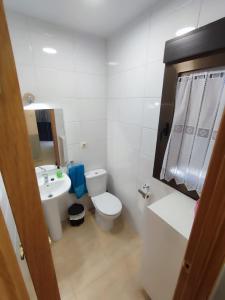 Baño blanco con aseo y lavamanos en Alma de Gredos, en Ávila