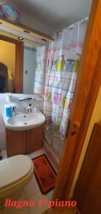 un bagno con lavandino e WC di Casetta mia a Favignana