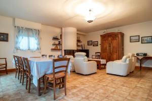 a dining room with a table and white chairs at Langlazic - Maison 3 chambres avec jardin in Clohars-Carnoët