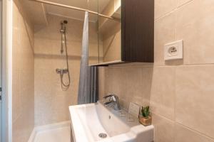 a bathroom with a sink and a shower at Le Haut-Lévêque - Appartement cosy et fonctionnel in Pessac