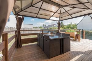 un patio con una mesa y una sombrilla en una terraza en L'Escampette - A 650m de la plage, en Saint-Nazaire