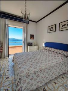1 dormitorio con 1 cama y vistas al océano en Giardino 21 Marzo, en Vico Equense