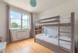 - une chambre avec 2 lits superposés et une fenêtre dans l'établissement L'Escampette - A 650m de la plage, à Saint-Nazaire