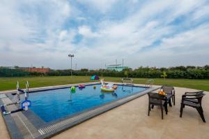 Bazén v ubytování Alaya Stays 3 BHK Farmhouse wit Pvt Pool & Garden - Anantara nebo v jeho okolí