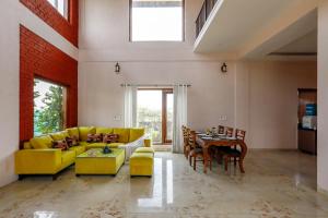 Posezení v ubytování Alaya Stays 3 BHK Farmhouse wit Pvt Pool & Garden - Anantara