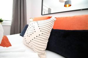 Postel nebo postele na pokoji v ubytování Cohost Partners | Free Parking | 2BR | Smart TV