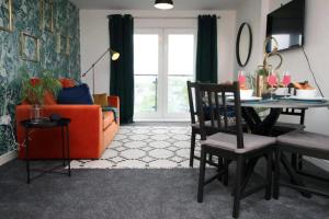 Posezení v ubytování Cohost Partners | Free Parking | 2BR | Smart TV