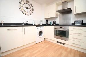 Kuchyň nebo kuchyňský kout v ubytování Cohost Partners | Free Parking | 2BR | Smart TV
