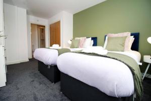 Postel nebo postele na pokoji v ubytování Cohost Partners | Free Parking | 2BR | Smart TV