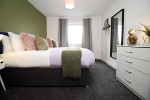 Postel nebo postele na pokoji v ubytování Cohost Partners | Free Parking | 2BR | Smart TV