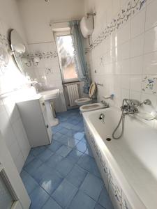 een badkamer met een bad, een wastafel en een toilet bij Giardino 21 Marzo in Vico Equense