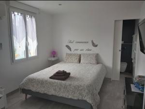 1 dormitorio con 1 cama con un cartel en la pared en Domaine de Codeval, en Fronton
