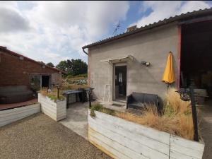 Casa con patio con mesa y sombrilla en Domaine de Codeval, en Fronton