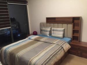 sypialnia z dużym łóżkiem z poduszkami w obiekcie Atasehir rezidans kendi eviniz gibi rahat w Stambule