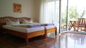 Un pat sau paturi într-o cameră la Gästehaus Mariola