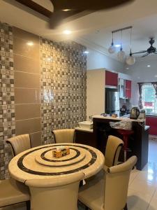 een keuken met een tafel en stoelen in een kamer bij Home Sweet Home in Seremban