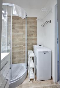 a bathroom with a shower and a bath tub at Osiedle Zwycięstwa Chic Studio in Poznań