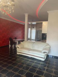- un salon avec un canapé blanc et une table dans l'établissement Luxury villa by the sea, à Baku