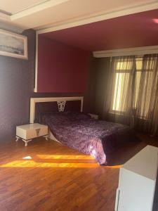 - une chambre avec un lit doté d'un couvre-lit violet dans l'établissement Luxury villa by the sea, à Baku