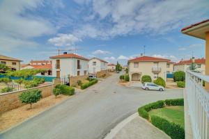 una calle en un barrio residencial con casas en Hotel Ver Venir Habitaciones exclusivas para desconectar y relajarse, en Garínoain