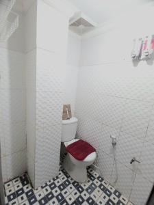 Kost K23 في سورابايا: حمام مع مرحاض ومقعد احمر