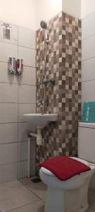 Kost K23 في سورابايا: حمام مع مرحاض ومغسلة