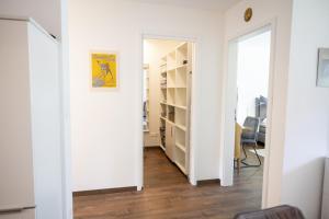 Knihovna v apartmánu