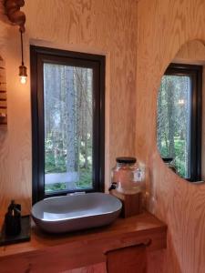 Koupelna v ubytování Treetop Ekne - Hytte i skogen med hengebru