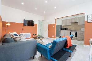uma sala de estar com duas cadeiras e um sofá em Cohost Partners | Stylish and spacious 1Br em Newport