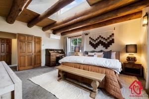 een slaapkamer met een groot bed en een houten plafond bij Rancho de La Luna Casita in Santa Fe