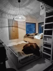 Postel nebo postele na pokoji v ubytování Treetop Ekne - Hytte i skogen med hengebru