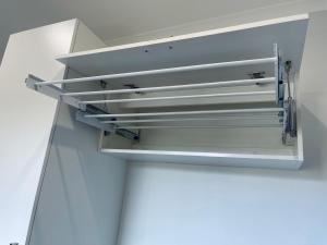 une étagère vide dans une pièce avec plafond dans l'établissement Emu Retreat B&B, à Tailem Bend