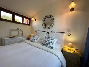 En eller flere senge i et værelse på Domus Tom Apartment with sea view Villasimius