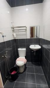 a bathroom with a toilet and a sink at 西子楼 CZI Budget Hotel Sungai Siput in Sungai Siput
