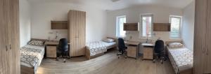 um quarto com uma clínica com cadeiras e uma mesa em Prenočišča Prisoje em Koper