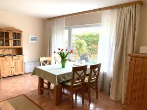 eine Küche mit einem Tisch und einer Blumenvase darauf in der Unterkunft Ferienwohnung Schmidt Haffkamp in Grömitz