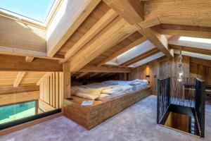 een grote kamer met een bed en een raam bij Chalet Aikoa in Chamonix-Mont-Blanc