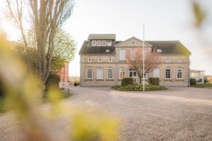 uma casa grande com uma entrada em frente em Ferienhof Büdlfarm - West em Sahrensdorf