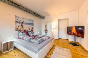 a bedroom with a bed and a flat screen tv at Exklusive und großzügige Wohnung 140 qm in Magdeburg TOP-Lage mit Kicker für bis zu 8 Personen in Magdeburg