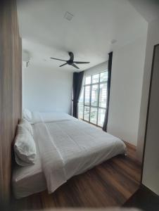 Postel nebo postele na pokoji v ubytování 实耕庄双层海景公寓