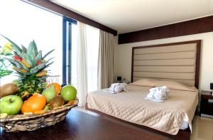 Un pat sau paturi într-o cameră la Galini Sea View Hotel