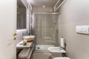 y baño con ducha, aseo y lavamanos. en San Vio Palace Luxury Apartments, en Venecia