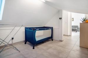 ein blauer TV in einem Zimmer mit einer Etage in der Unterkunft Neubau Ferienwohnung mit Balkon in Gronau