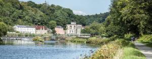 un fiume di fronte a una città con un ponte di Agréable appartement 4 personnes à Hennebont proche Lorient, wifi - Ref URVAN a Hennebont