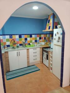 una cucina con arco al centro di Casa Rural Judith a Segorbe