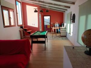 una sala de estar con mesa de ping pong. en Hogar con encanto en Segorbe, en Segorbe