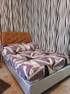 Lapu Lapu CityClosest Studio with Balcony from Cebu Airport的一张床上的被子 更多6张照片
